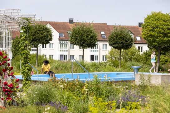 Fotografie: Menschen am Kneippbecken im Georg-Hegenauer-Park