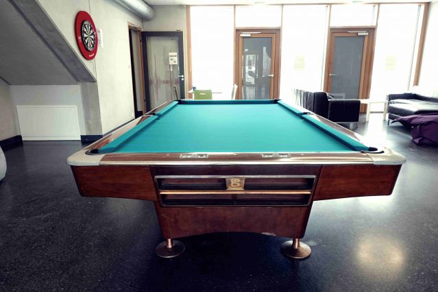 Auf dem Foto ist ein Poolbillardtisch zu sehen.