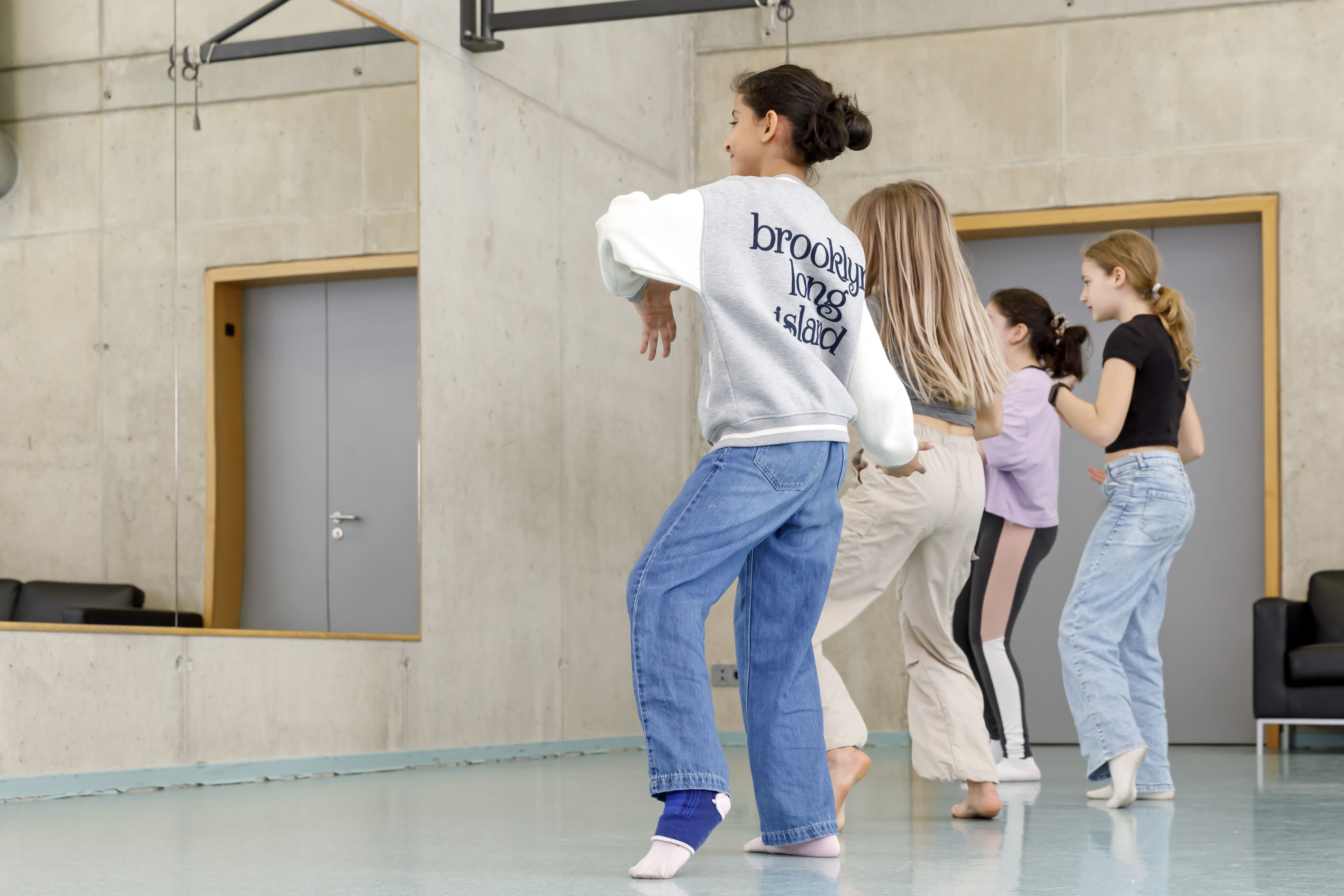 Mädchen üben ihre Choreo vor einem Spiegel 