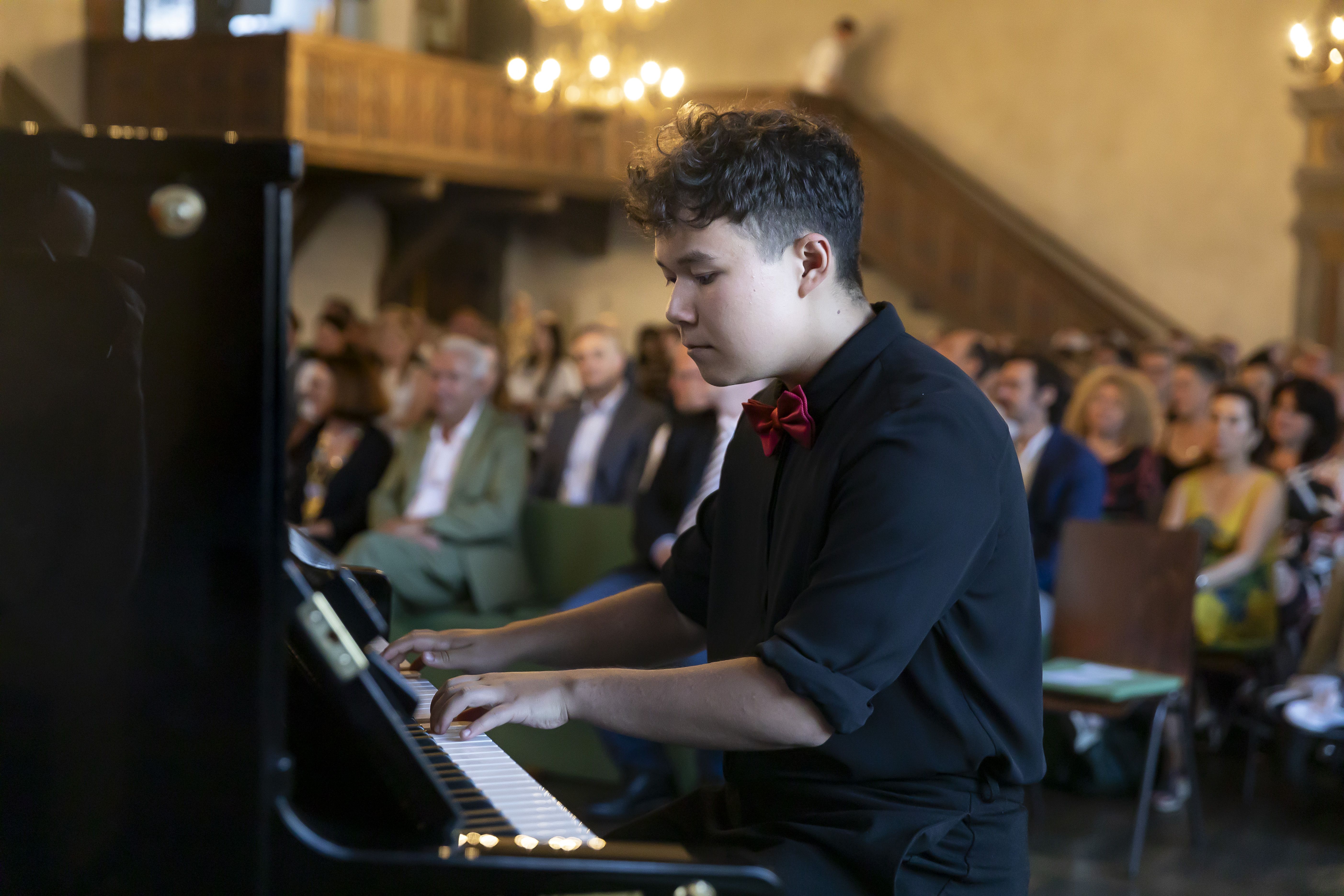 Fotografie: Vero Bäcker, Förderpreisträger der Hildegard-Schmalzl-Musikstiftung 2021, übernahm die musikalische Umrahmung.