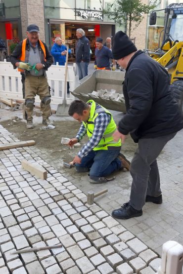 Fotografie - Der letzte Stein in der Fußgängerzone wird gesetzt (C) privat Stadtmenschen: Jarosch 5