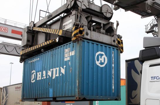 Fotografie - Container wird von Kran in die Höhe gehoben