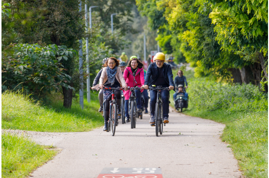 Fotografie: Gemeinsam mit Oberbürgermeisterin Gertrud Maltz-Schwarzfischer, Planungs- und Baureferent Florian Plajer und Tanja Flemmig, Leiterin des Stadtplanungsamts, konnten die Gäste ein Stück der neuen „Radlroute 05“ in einem Fahrradkorso kennenlernen. 