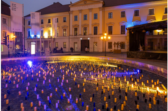 Fotografie: Kerzen stehen im leeren Brunnen am Bismarckplatz