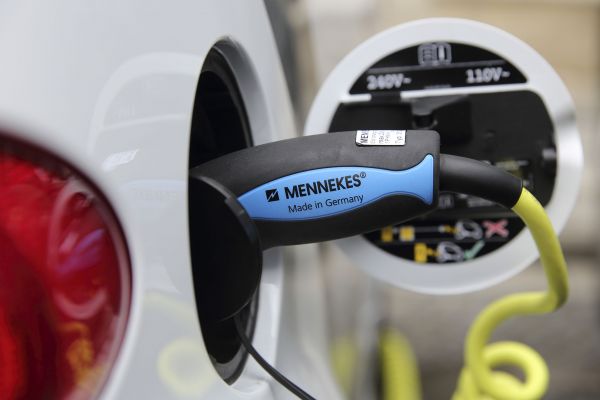 Bildausschnitt: Elektroauto an der Ladestation