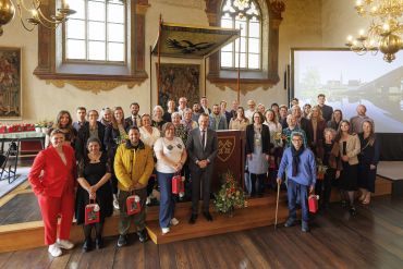 Fotografie: Zum Abschluss bat die Oberbürgermeisterin alle anwesenden Ehrenamtlichen auf die Bühne und überreichte gemeinsam mit Karl Straub und Ines Spitaler-Kossok Blumen und Geschenkpakete.