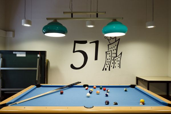 Fotografie - Billardtisch mit Juz Königswiesen Logo an der Wand