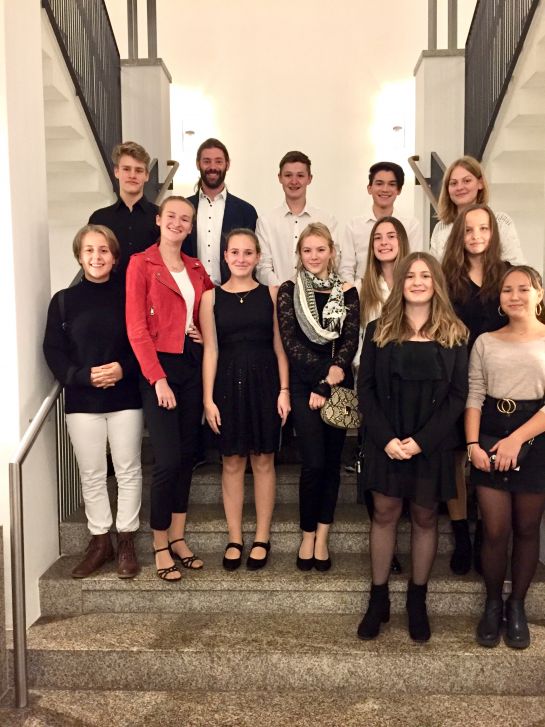 Gruppenfoto der Konzertbesucher des 1. Sinfoniekonzerts im Neuhaussaal (7.10.2019)