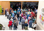 Fotografie: Menschen im Innenhof der Regensburger Synagoge