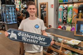 Fotografie: Andreas Sußbauer hält ein Skateboard in der Hand