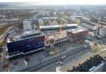 Fotografie - Blick Richtung Süden auf das gesamte Baustellengelände; im Vordergrund der Rohbau der Fahrzeughalle zwischen dem Altbau (rechts) und dem Neubau (links)