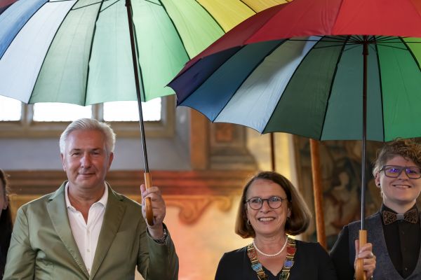 Fotografie: Festredner Klaus Wowereit, Oberbürgermeisterin Gertrud Maltz-Schwarzfischer und Sandra Asbeck vom Vorstand des Dachverbands Queeres Regensburg e. V.