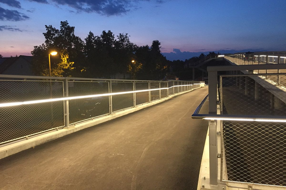 Brückenbau - Eröffnung Geh- und Radwegsteg Pilsenallee - Nachtaufnahme