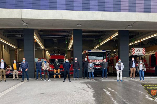Fotografie, Lehrgangsteilnehmer vor Feuerwache
