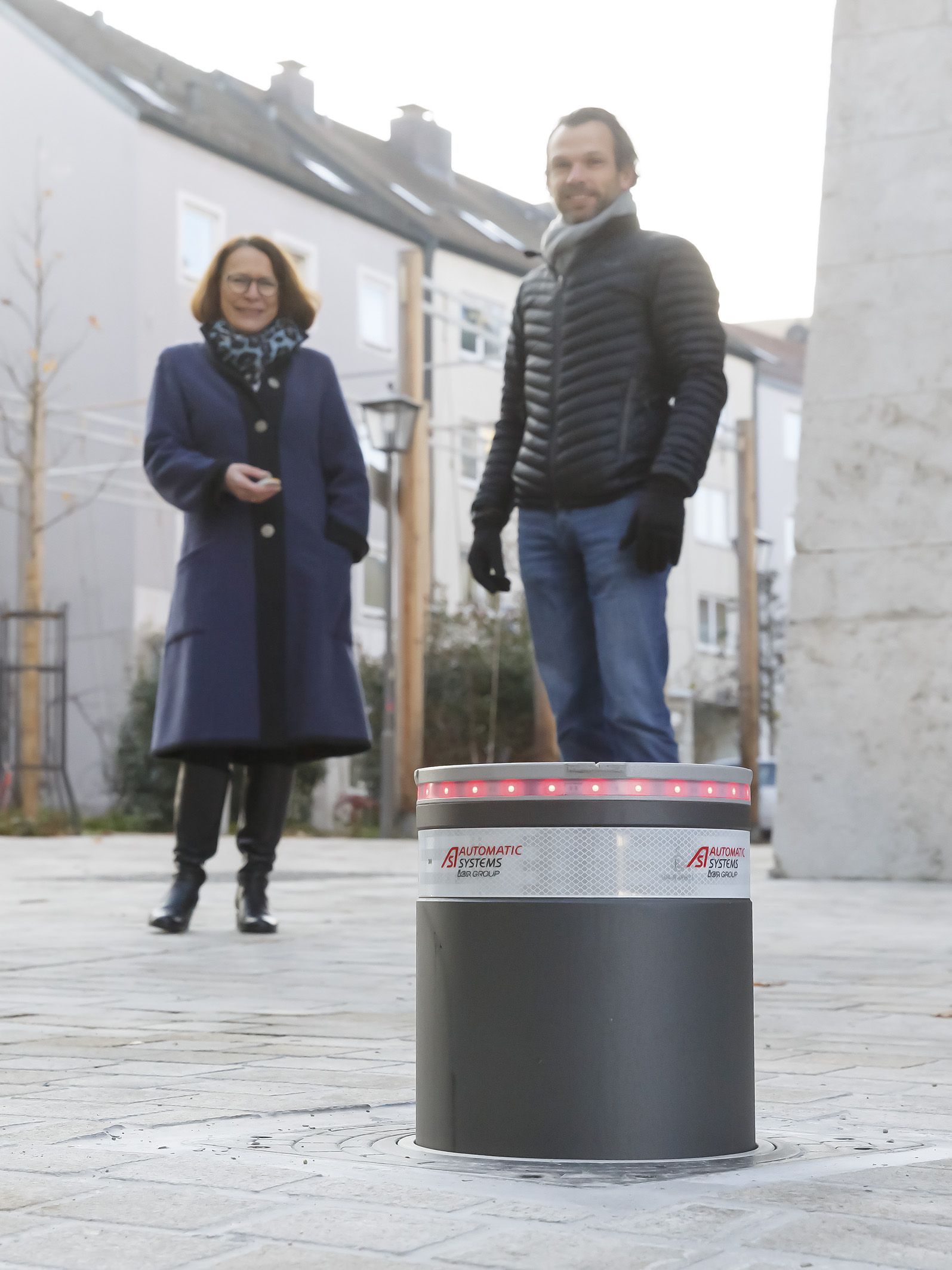 Fotografie: Oberbürgermeisterin Gertrud Maltz-Schwarzfischer und Tiefbauamtsleiter Michael Köstlinger testen den versenkbaren Poller. 