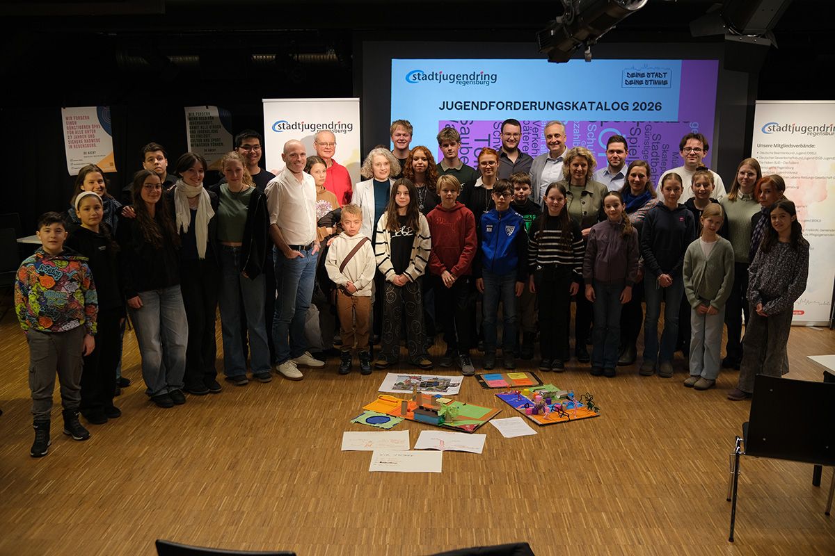 Fotografie - Gruppenbild mit Kindern und Jugendlichen sowie Mitgliedern des Stadtjugendrings und Kandidierenden für die OB-Wahl in Regensburg