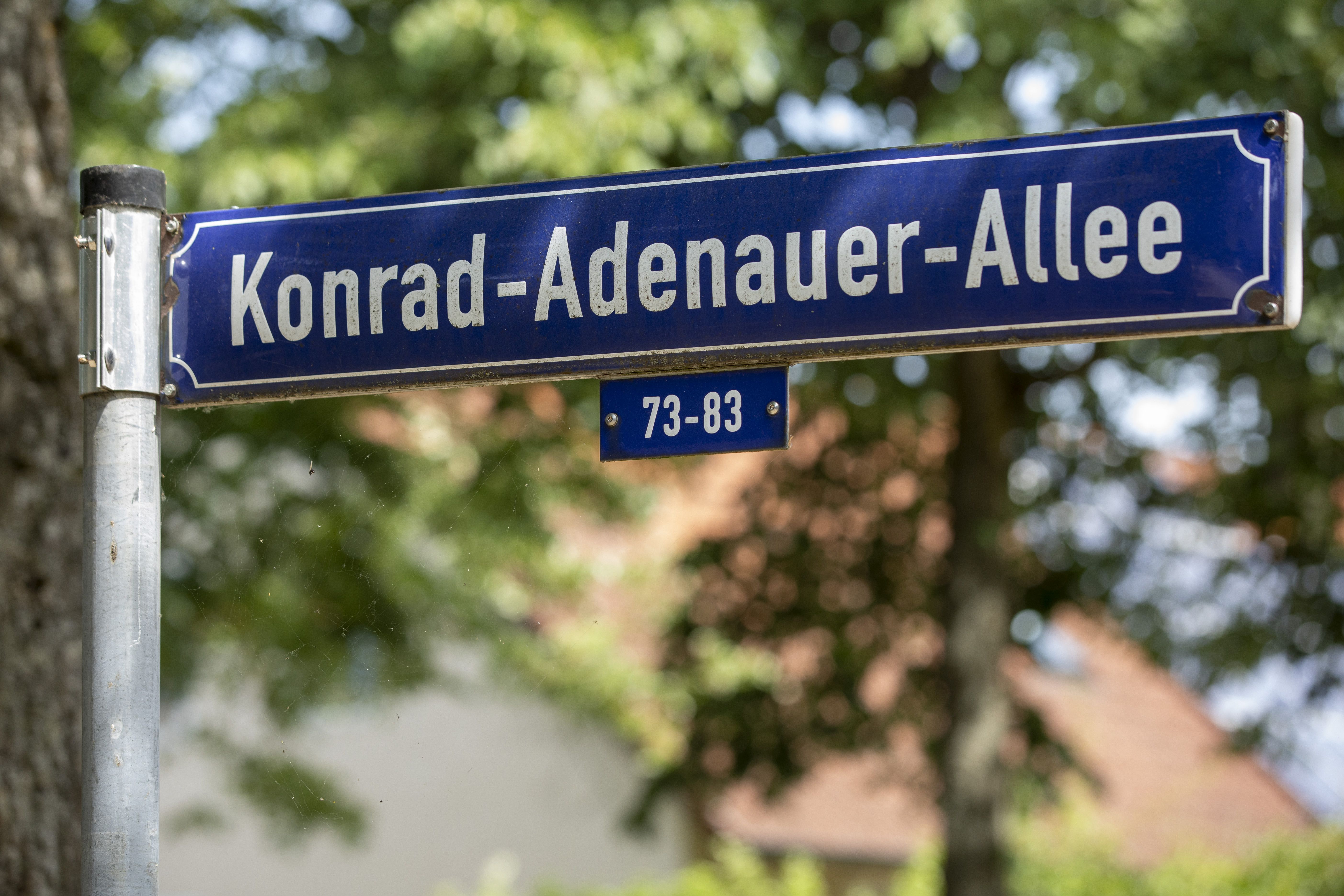 Fotografie: Straßenschild Konrad-Adenauer-Allee