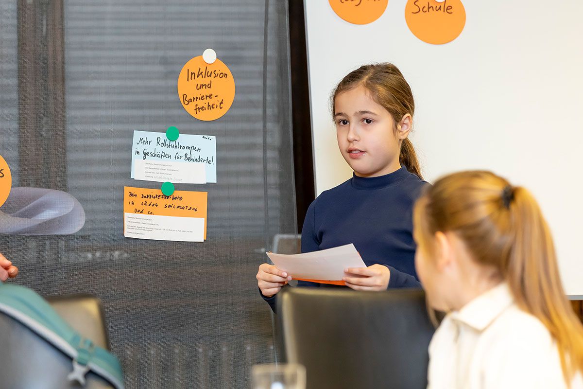 Kinderbeirätin präsentiert Ideen zu Inklusion und Barrierefreiheit