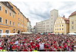 Fotografie: Menschen feiern am Haidplatz den Aufstieg des SSV Jahn Regensburg in die 2. Bundesliga