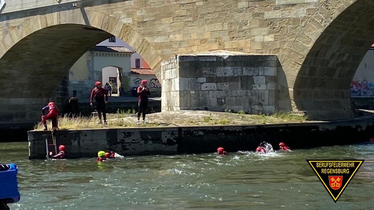 Kollegen auf dem Fuß der Steinernen Brücke