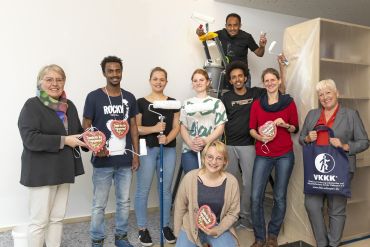 Fotografie: Die Ehrenamtlichen und Organisatorinnen vom Freiwilligentag bei der Streichaktion im VKKK-Elternhaus