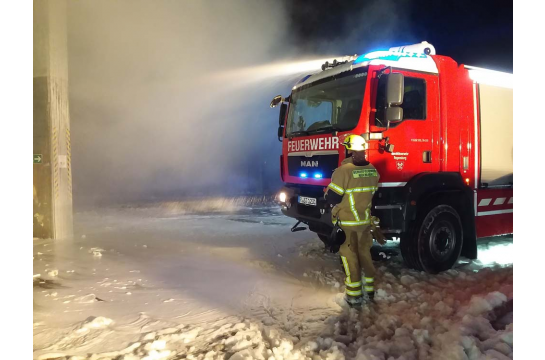 Feuerwehrfahrzeug im Löscheinsatz