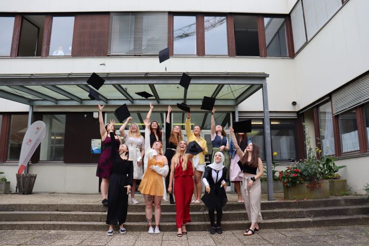 Fachakademie Abschluss 2021
die Studierenden werfen ihre Bachelor-Hüte in die Luft (C) Städt. BS II Fachakademie Abschluss 2021