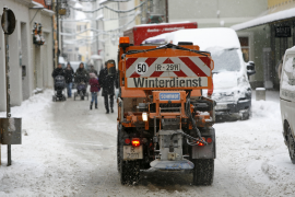 Fotografie: Winterdienst fährt durch verschneite Regensburger Altstadt