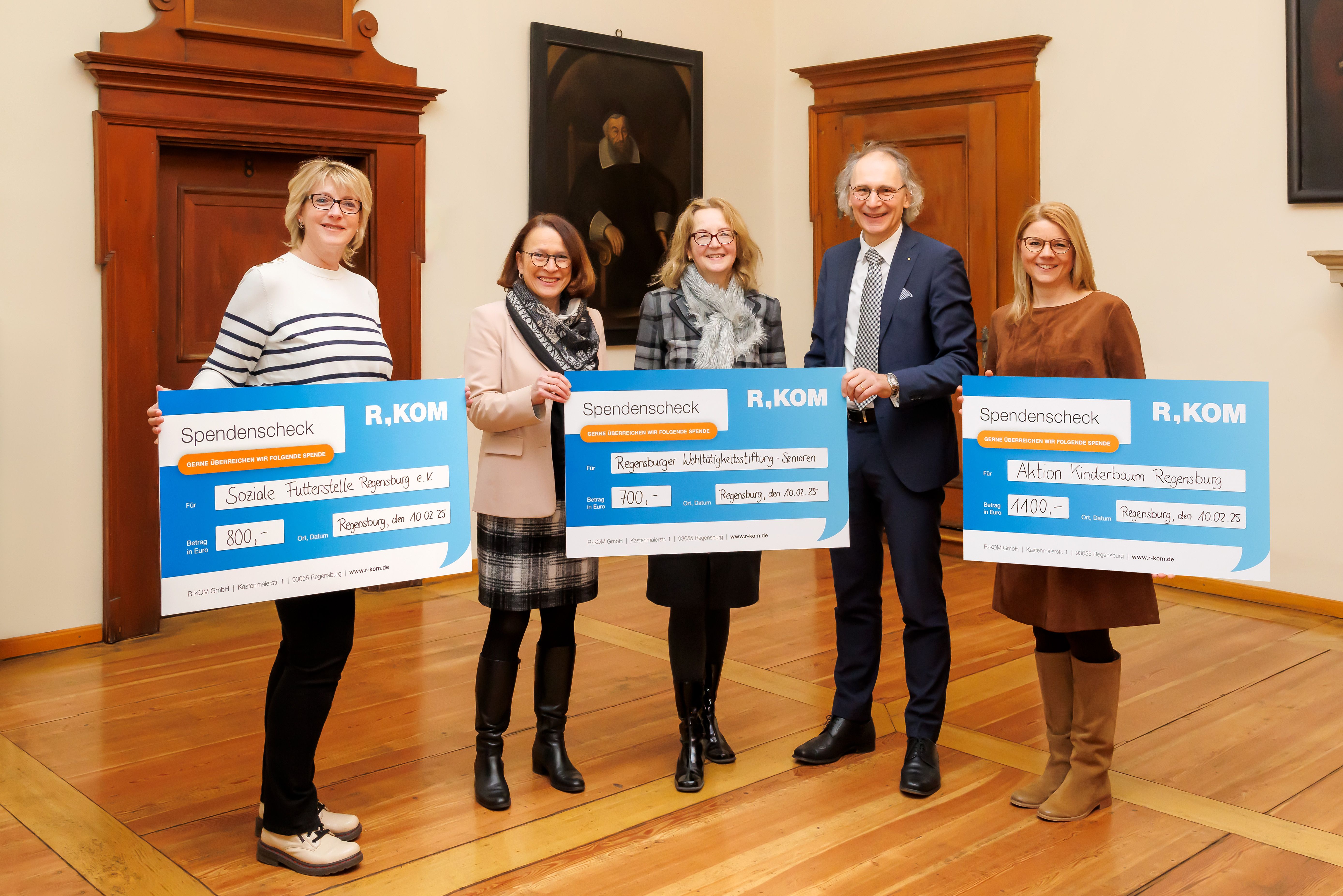 Foto, Scheckübergabe der R-Kom an drei Organisationen