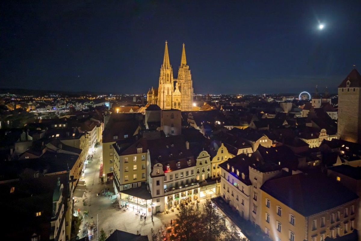 Fotografie - Nächtlicher Blick aus dem Rathausturm über die Stadt und das Riesenrad