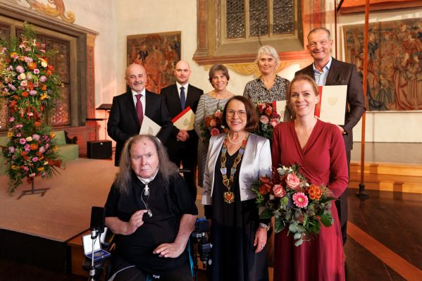 Fotografie: Oberbürgermeisterin Gertrud Maltz-Schwarzfischer und Festrednerin Prof. Dr. Sophie Schönberger mit den Preisträgerinnen und Preisträgern (v. l. vorne: Dr. Reiner Schmidt, Hans Rothammer, Dr. Martin Berger, Barbara Pustet, Regina Tuschl, Johannes Helmberger)