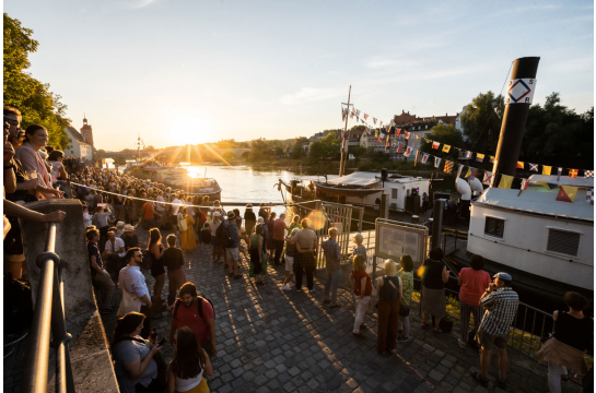 Fotografie: Menschen an der Donaupromenade