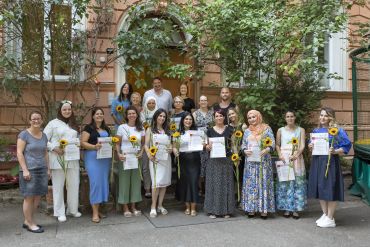 Fotografie: Regina Donhauser von der Volkshochschule der Stadt Regensburg (links) sowie Gabriele Heindl, Holger Loos und Claudia Pilz vom Amt für Tagesbetreuung von Kindern (hintere Reihe von links) freuten sich mit den Absolventinnen und Absolventen über den erfolgreichen Abschluss.