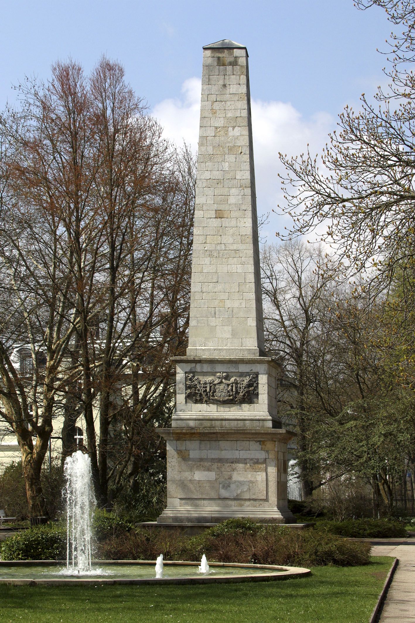 Fotografie: Obelisk beim Bahnhof