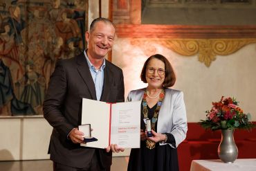 Fotografie - Verleihung der Matthäus-Runtinger-Medaille an Johannes Helmberger; im Bild mit Oberbürgermeisterin Gertrud Maltz-Schwarzfischer
