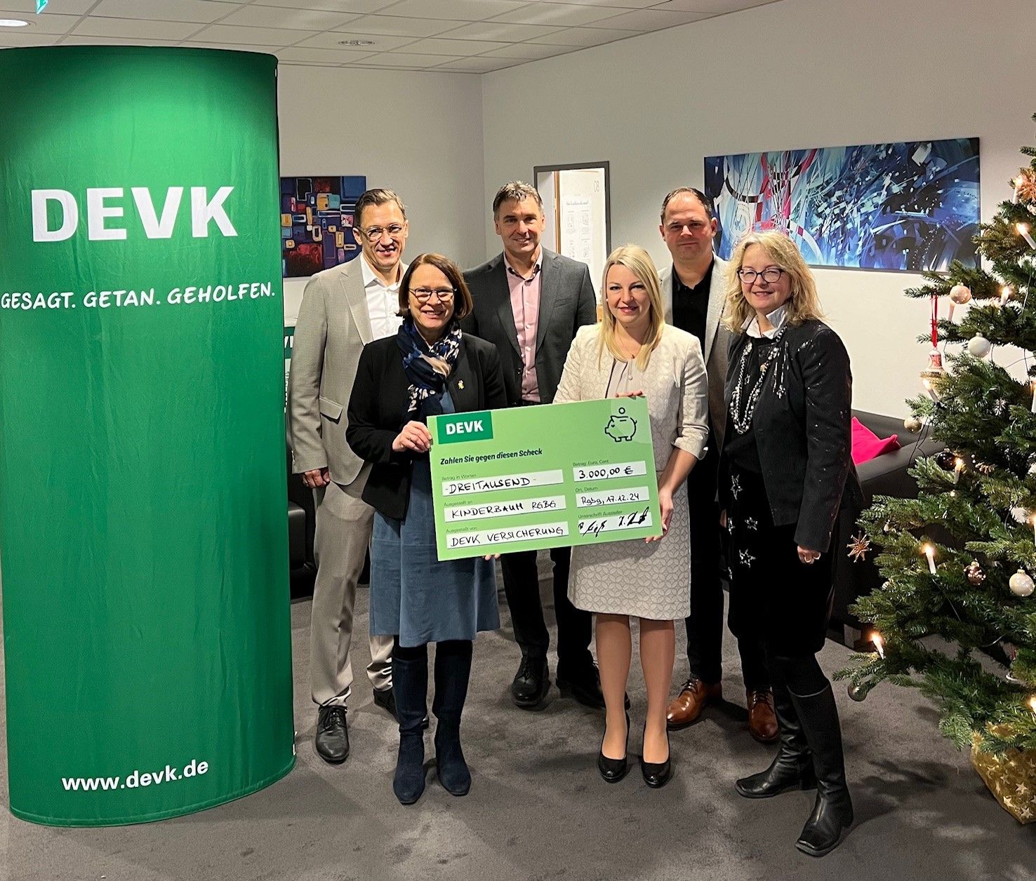 Foto Spende über 3.000 Euro. Regionalleiter Holger Hubert, Oberbürgermeisterin Gertrud Maltz-Schwarzfischer, Geschäftsleitung Innendienst Rainer Spieß, Betriebsratsvorsitzende Jennifer Köck, Peter Mlinaric, Stiftungsleiterin Christiana Schmidbauer.
