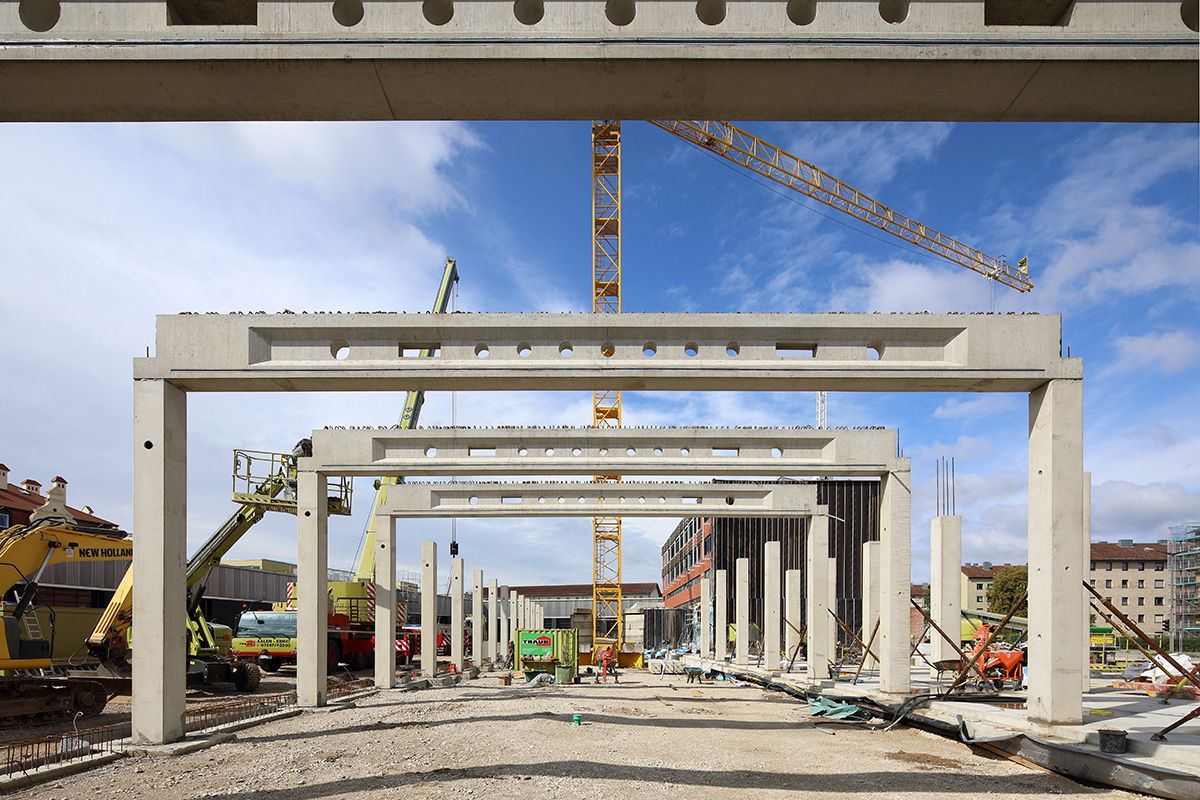 Fotografie - Für die neue Fahrzeughalle werden Querstreben auf die Träger gesetzt