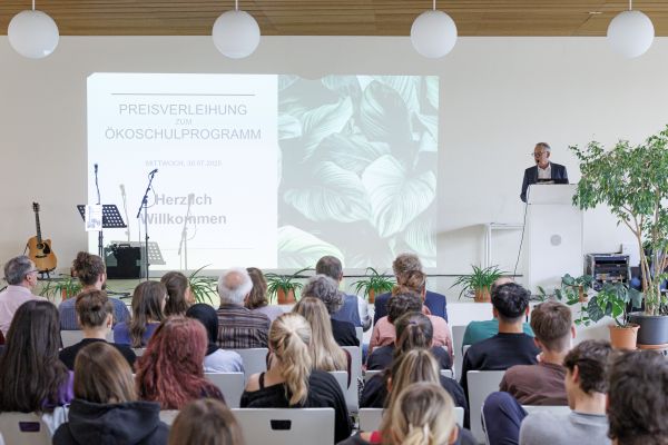 Bürgermeister Ludwig Artinger begrüßte die Gäste zur feierlichen Preisverleihung an der FOSBOS.