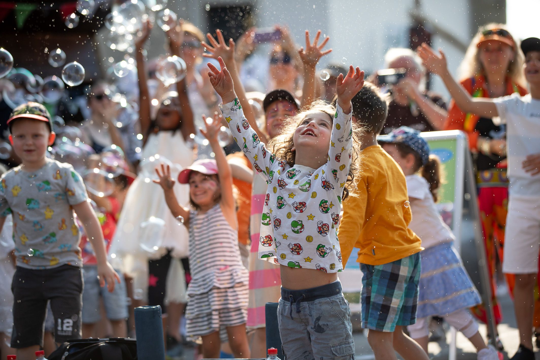 Fotografie: Kinder haben großen Spaß mit Seifenblasen.