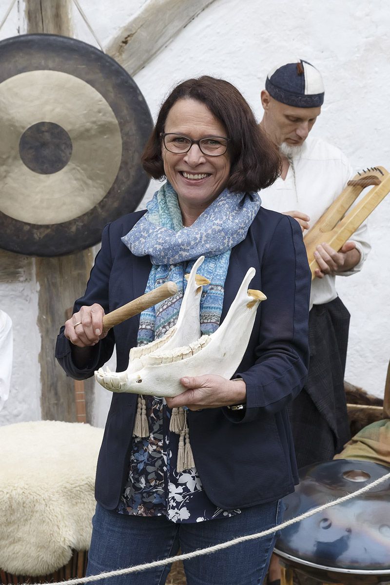 Archiv - Denkmaltag 2019 - Bürgermeisterin Gertrud Maltz-Schwarzfischer im Bajuwarenhaus