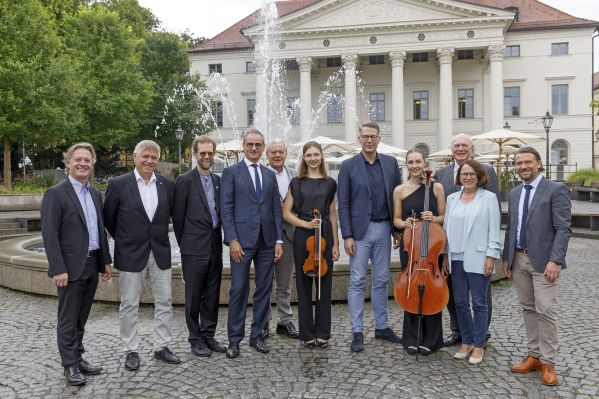 Fotografie: (v. l. n. r.) Lukas Klotz und Wolfgang Graef („Jugend Musiziert“ Regionalausschuss Oberpfalz Süd), Ralf Müller (Amt für musische Bildung der Stadt Regensburg), Wolfgang Dersch (Kulturreferent Stadt Regensburg), Prof. Ulrich Rademacher (Projektbeirat „Jugend musiziert“), Lena Manz, Staatsminister Markus Blume, Anna Manz, Prof. Martin Maria Krüger (Präsident Deutscher Musikrat), Oberbürgermeisterin Gertrud Maltz-Schwarzfischer und Marek Wiechers (Kulturreferent Stadt München)