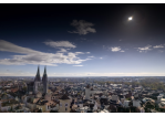 Fotografie: Blick auf die Regensburger Altstadt während der partiellen Sonnenfinsternis am 25. Oktober 2022.