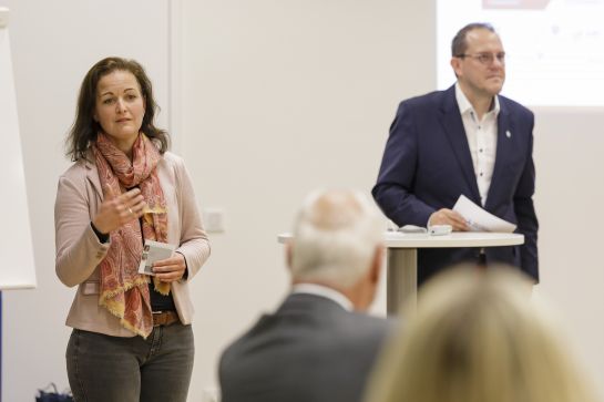 Fotografie: Elena Großkopf bei einem Vortrag in der Vereinsakademie