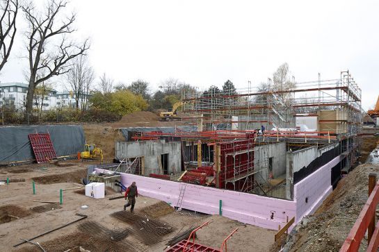 Baufortschritt  am 13. November 2019 - Der Keller nimmt Form an, erste Holzteile werden verbaut