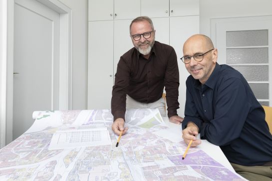 Fotografie – Erwin Fruth (Vorsitzender des Gutachterausschusses) und Hans Schedlbauer (Gutachter) kennen den Regensburger Immobilienmarkt ganz genau.
