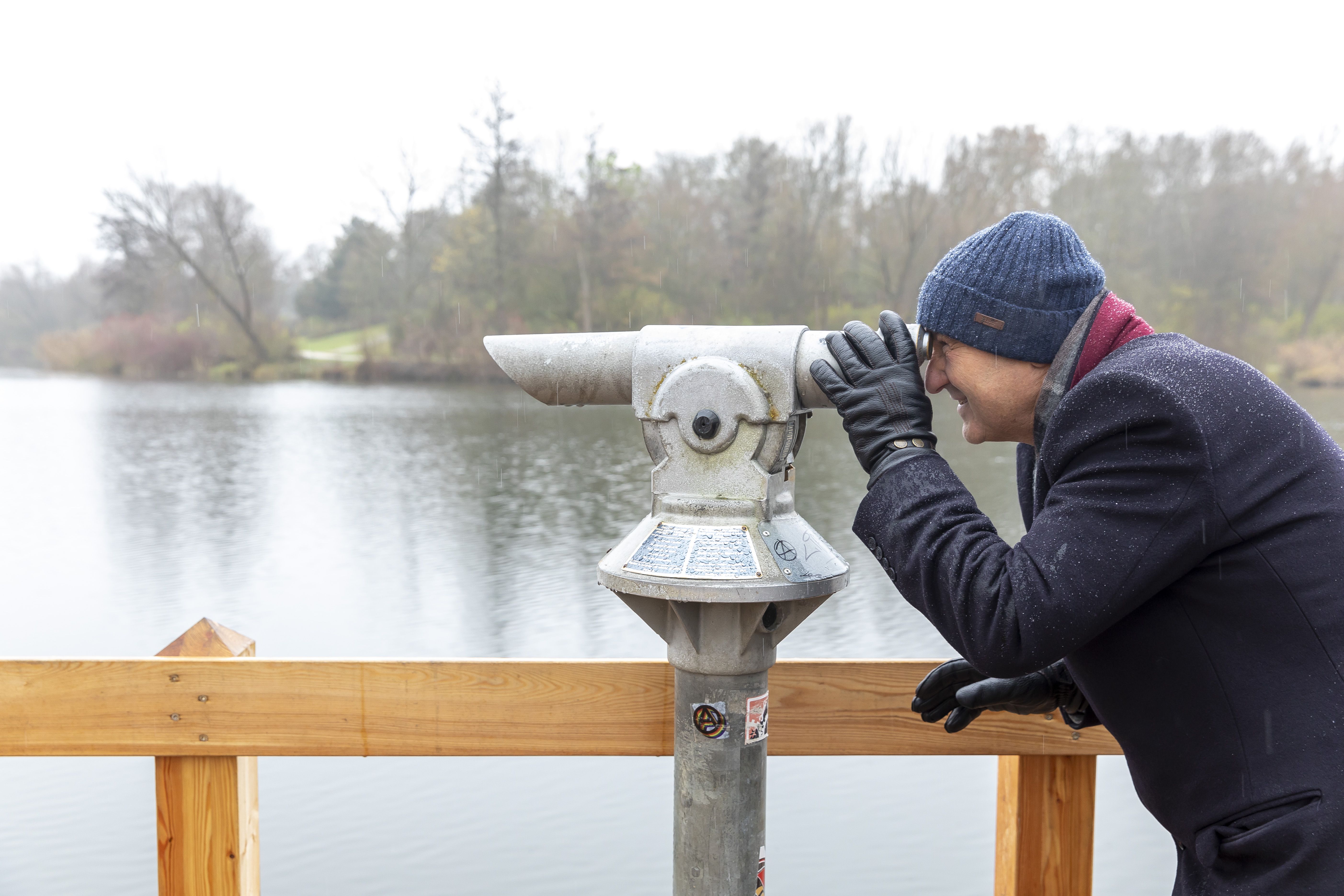 Fotografie: Bürgermeister Ludwig Artinger testet das Fernrohr. 