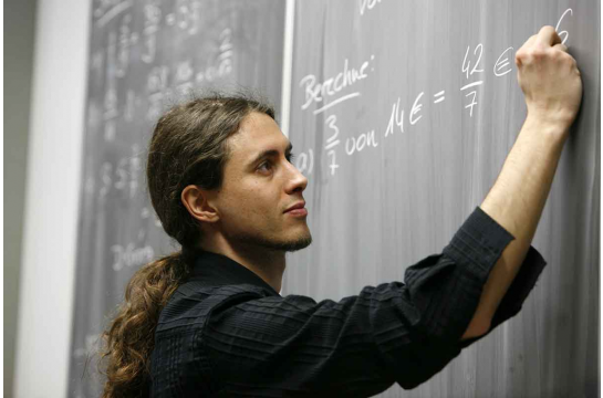 Allgemeinbildende Schulen - Symbolbild - junger Mann schreibt an einer Wandtafel