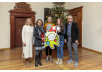 Fotografie-Spendenübergabe an die Oberbürgermeisterin der Grundschule Prüfening in Höhe von 2.624 Euro