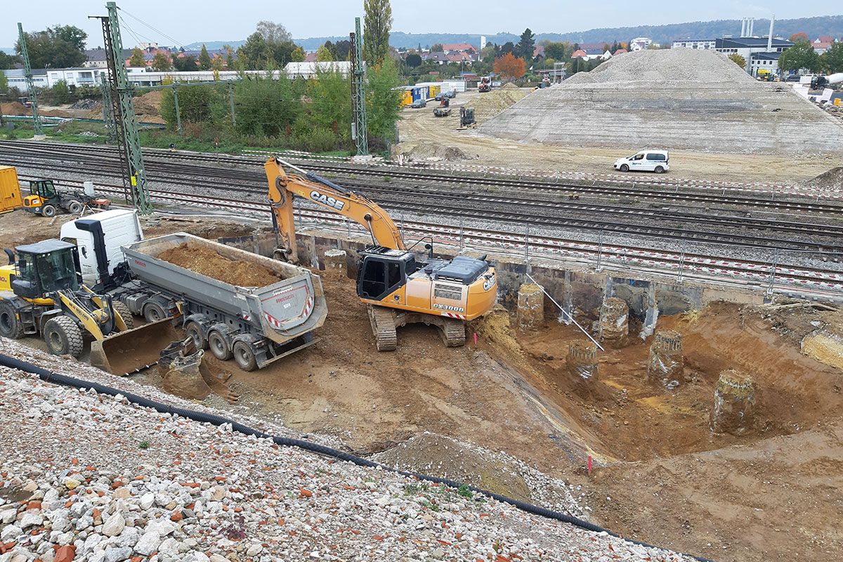 Neubau Klenzebrücke - Fotografie - Baggerarbeiten - Blick von oben auf die Baustelle