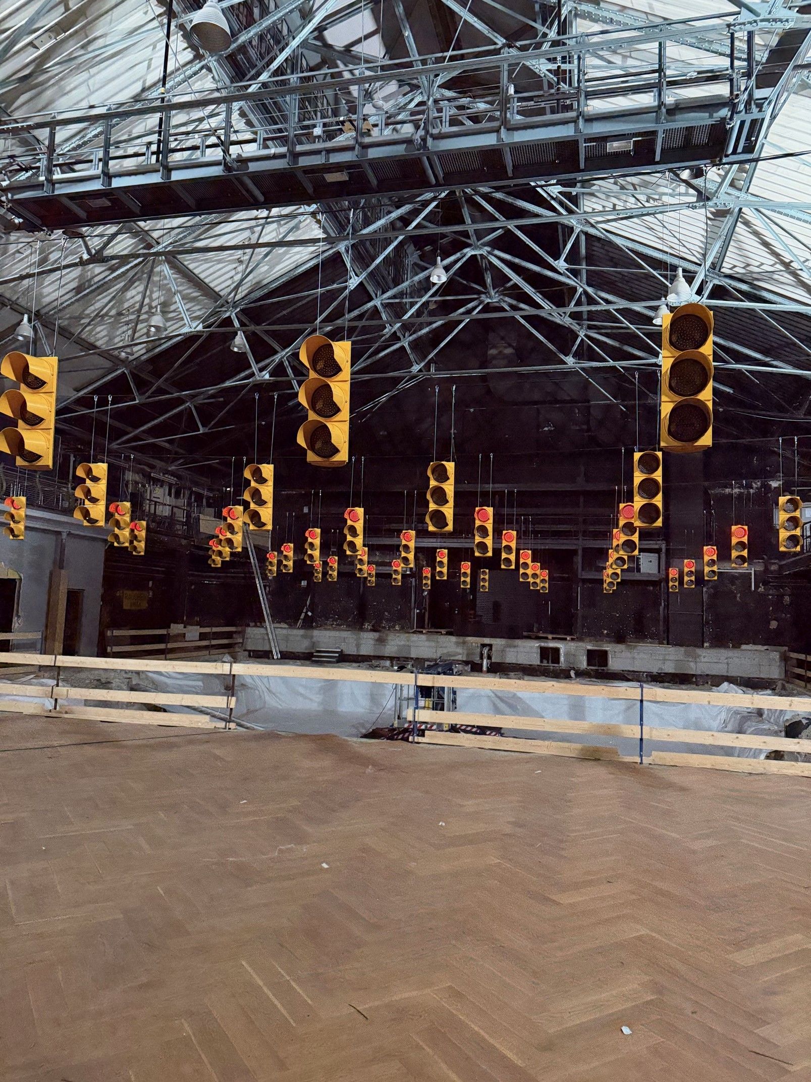 Fotografie – viele Ampeln hängen in einer Halle für das Internationale Lichtkunstfestival RE.LIGHT 